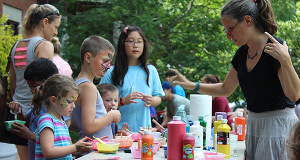Sherry Eskin distributes paint to Wellesley’s young artists. Photos by Peter Kougias